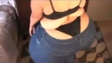 ぽっちゃり系の女性がコロンビアのクンビアを踊ってる……最高だああああ