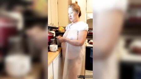 透け感のあるおばあちゃん風ネグリジェを着た熟女、天然の胸