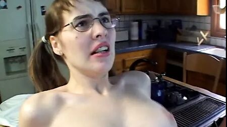 若くてセクシーな茶髪の女性が、激しく犯された後、メガネに精液をかけられる