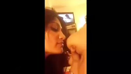 スリランカ人のレズビアンの少女とインド人女性