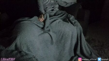 ホラー映画の夜、毛布、そして射精。最高！