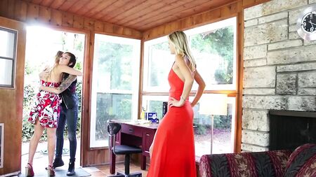 セクシーなタトゥーガール ― ティーン・ダイナマイトのニッキーとスカーレットのレズビアン