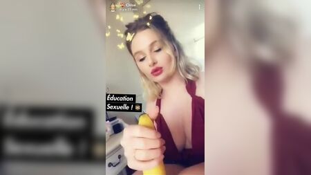白人の娼婦が、上手なフェラチオのやり方を披露する