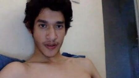 カメラの前でお尻を見せるかわいいメキシコ人の男の子