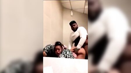ファットボーイが妻のお尻をパチパチと叩く