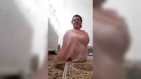 手足のない裸の女性