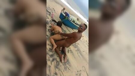 この黒人は白人を犬のように犯している