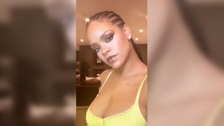 ブラジャー姿で深い谷間を披露したリアーナの自撮り写真