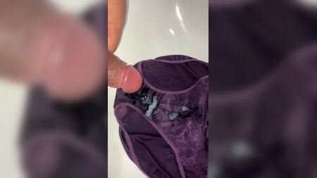 紫のパンティに射精