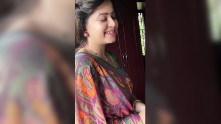 セクシーな緑のサリーをまとったセクシーなインド人のおばさん