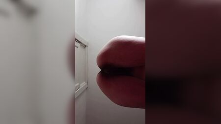 ヌーディストのためのフィットネスヨガ。ヌーディストジムで裸でヨガをする毛深い熟女。圧巻の光景
