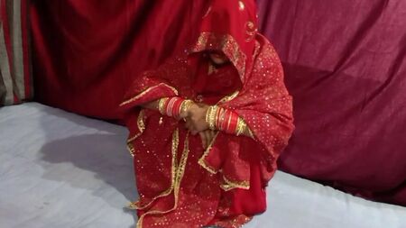 インドの新婚妻の初夜のセックス　寝室にて