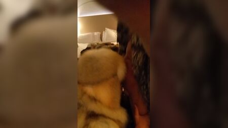 毛皮のコートを着て裸