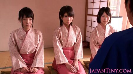 小柄なフェムドムの着物を着た美女たちが男に飛びかかる