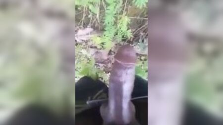 PNGエンガンの男性が小便をしている