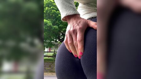 露出度の高い女装者がタイトなヨガパンツ姿で街中を歩く