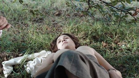 ScandalPlanet.Comで公開中の『アントニア』におけるリンダ・カリディのヌード・セックスシーン