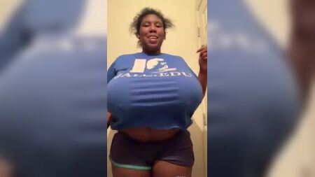 巨乳の黒人女性