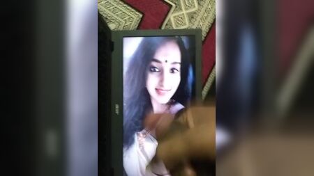 マラヴィカ・メノン 南インドの女優 セクシーな姿
