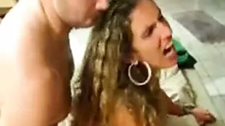 容赦ないアナルセックス――彼女のアナルを激しく突きまくる――アナルにチンポを突っ込む