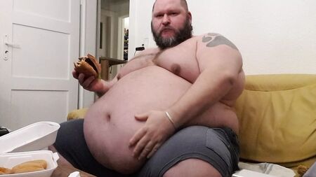 スーパーチャビー SOC - デブ男が特大バーガーとオニオンリングを食べる