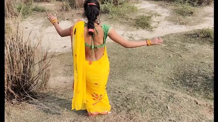 インドの18歳の少女、村での野外セックス。ケトでの自然体なビッグ・アス・ショー。クリアなヒンディー語音声付き