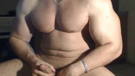 とてもハンサムで筋肉質な男がポーズをとって自慰行為をしている
