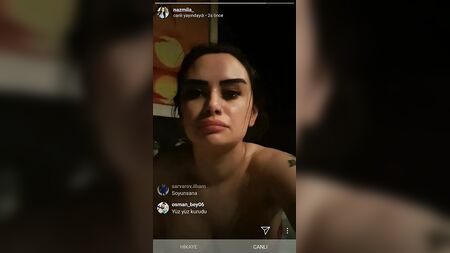 ナズの露出動画、乳首が見えている