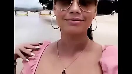 シャネル・ウェスト・コースト、乳輪と乳首がチラリと見えるトップレス