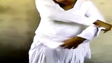 パンジャブ人の女の子が裸になって、ペニスに触れる