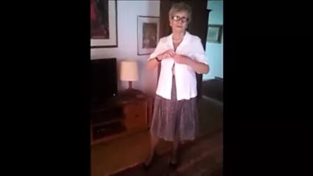 熟女の妻がショーを披露する