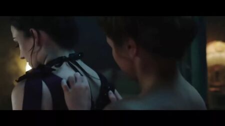 『カーミラ』（2017年）のエリゼ・バウマンとナターシャ・ネゴヴァンリス
