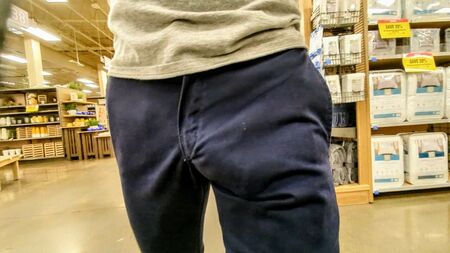 目立つ股間の膨らみ。見せびらかすため、そしてノーパンで過ごすための新しいパンツ