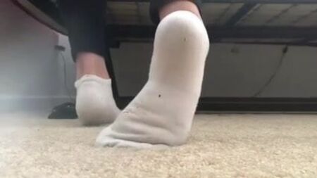 18歳の少女が靴下を脱いでいる