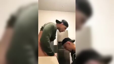 しっ、静かにして。あの人たちに聞こえないように