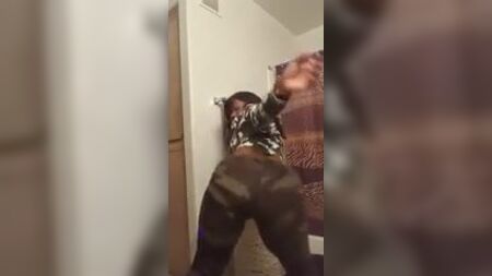 迷彩パンツを履いたお尻