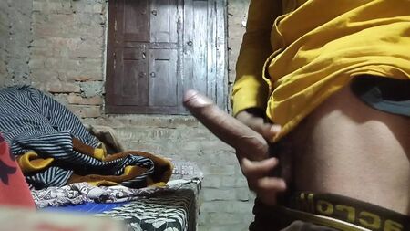 朝、ペニスで遊んでいるインド人の少年