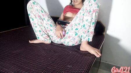 インドの10代の義理の妹がポルノを見ているところを目撃される