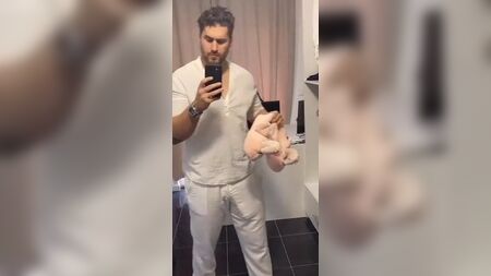 白いズボンをはいた、どっしりとした体格の男