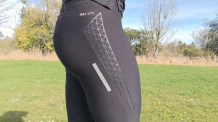 タイトなジム用レギンス、お尻が丸見え