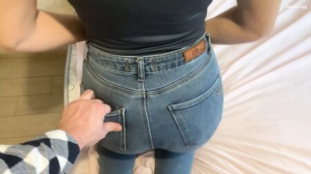 服を脱がせることもなく、友人の妹とアナルセックスをした