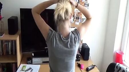 彼女が尻を叩かれる