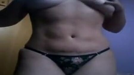 既婚のキャヴァローナがパンティを脱ぐ、巨乳