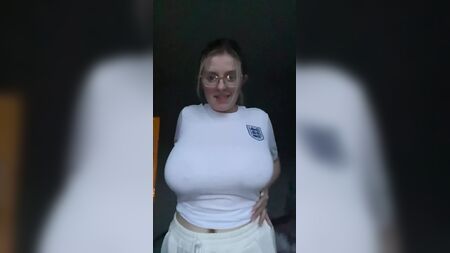 大きな乳首と巨乳のセクシーなオタク