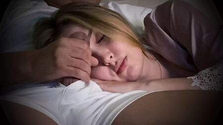 継母と義理の息子。ソファでの危険な中出し