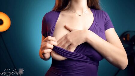 紫の胸元が開いたシャツを着た挑発的な女性