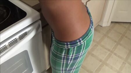 母の巨乳に義理の息子が夢中になる - 家族セラピー