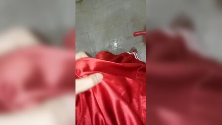 光沢のあるサテンのボクサーパンツの中で射精する