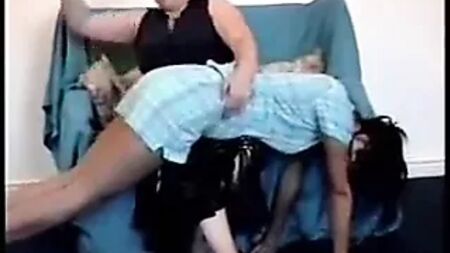 継母が娘のお尻を叩く