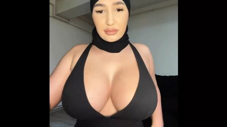 セルマ・アズマニの巨乳